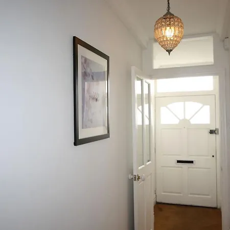 Work From The House With The Blue Door 布里斯托
